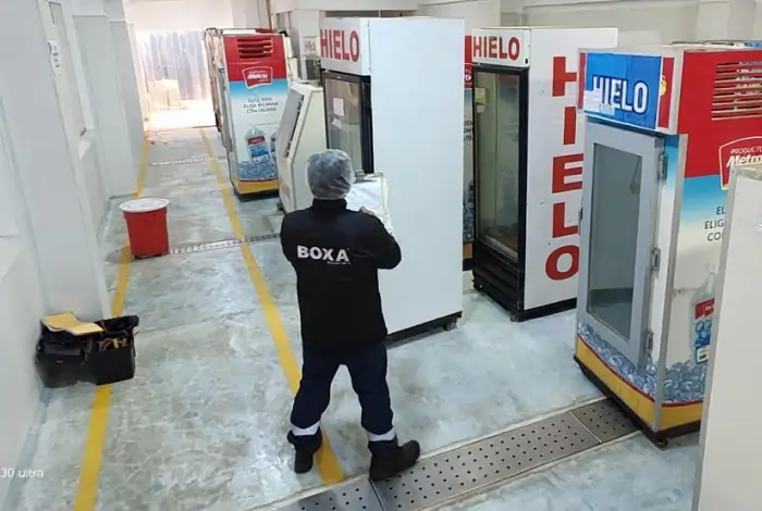 tecnico-boxa-maquina-hielo