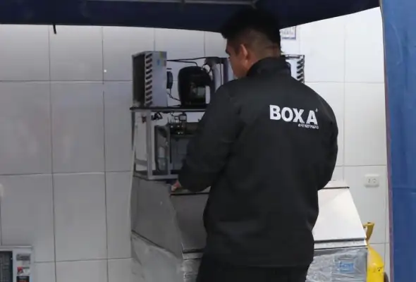 TECNICO BOXA REPARANDO MAQUINA DE HIELO